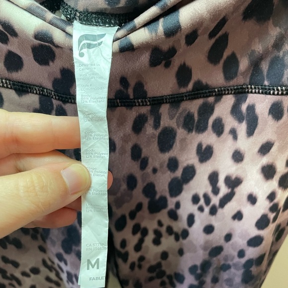 ✨Fabletics Leopard Print Leggings Size M #A1 - Picture 7 of 7